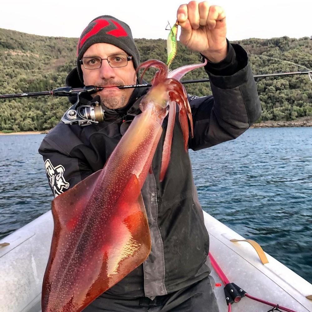 Tôm giả câu mực dạ quang size 2.5 loại fish king nặng 12gam dài 10cm , mồi câu mực lá ống bạch tuộc biển ban đêm hiệu quả, moi gia cau muck hang an gia re