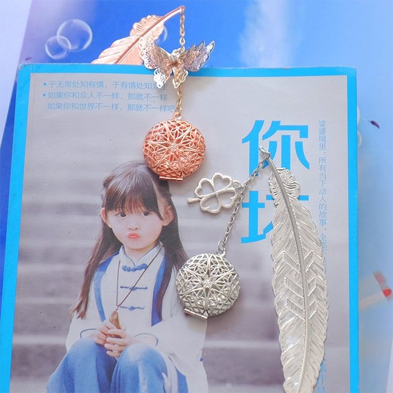 Bookmark Tiêu Chiến lông vũ gắn điệp kim loại kẹp sách màu ngẫu nhiên ( Lẻ chiếc)