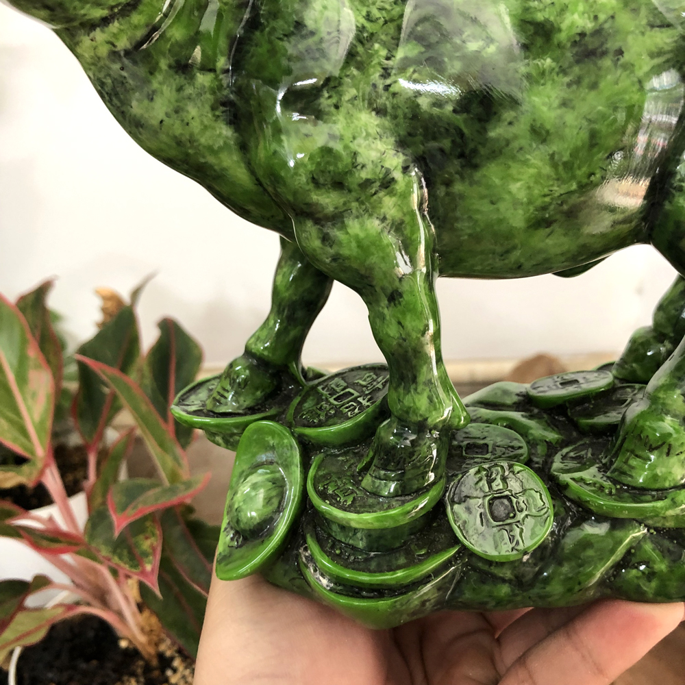 Tượng đá phong thủy tượng con Trâu chiêu giữ tài lộc phong thuỷ cho gia chủ - Cao 16cm - Màu xanh lục bích