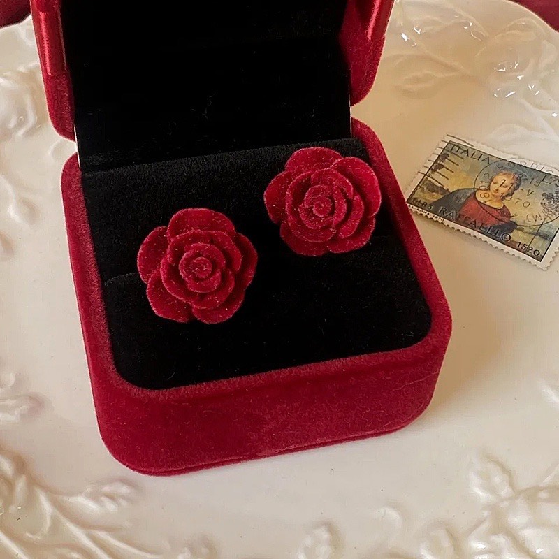 Hộp đựng nhẫn hoa đỏ trang nhã dành tặng bạn gái dịp đặc biệt