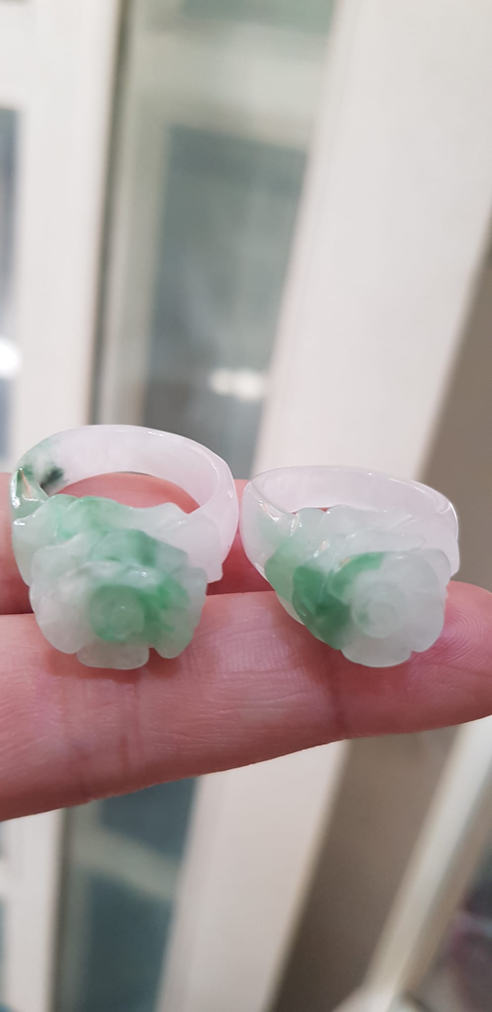 Nhẫn Nữ mới chạm Bông Hồng Nổi màu Trắng Xanh nhẹ rất đẹp đá cẩm thạch tự nhiên Ni 18mm đeo tay xinh lắm  ạ