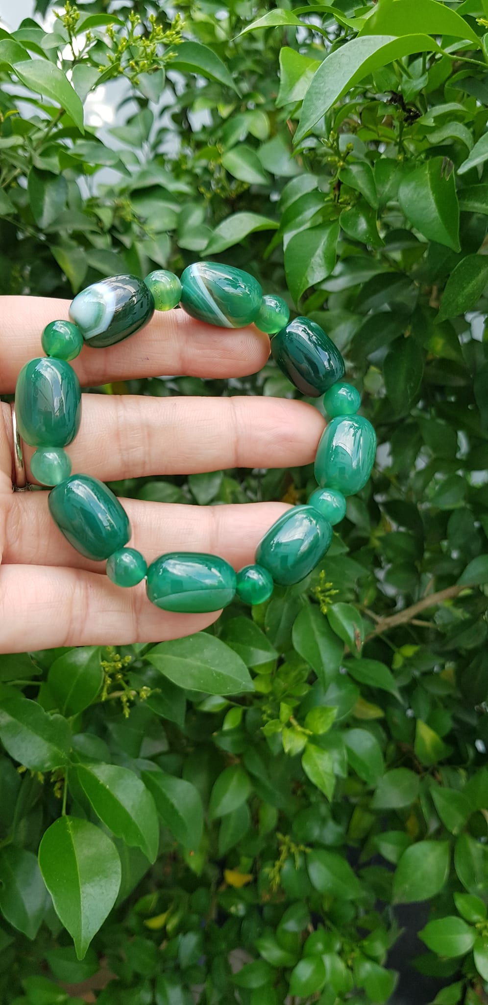 Vòng tay nữ đá mã não xanh cánh sen đậm phối kiểu hạt thống hạt tròn Size hạt 13mm Màu xanh cánh sen đậm vân tự nhiên rẻ xinh đẹp ạ