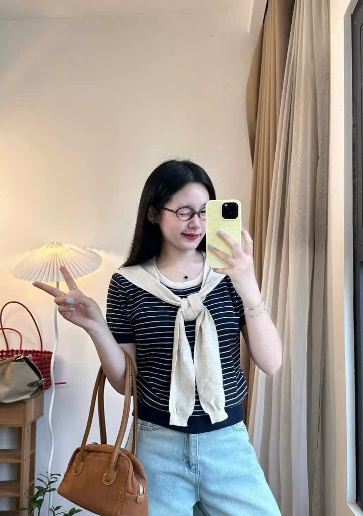 Áo Len Mongtoghi Kẻ Nhỏ Tay Ngắn Phối Khăn Muối Tiêu – Sọc Xanh, Sọc Kem