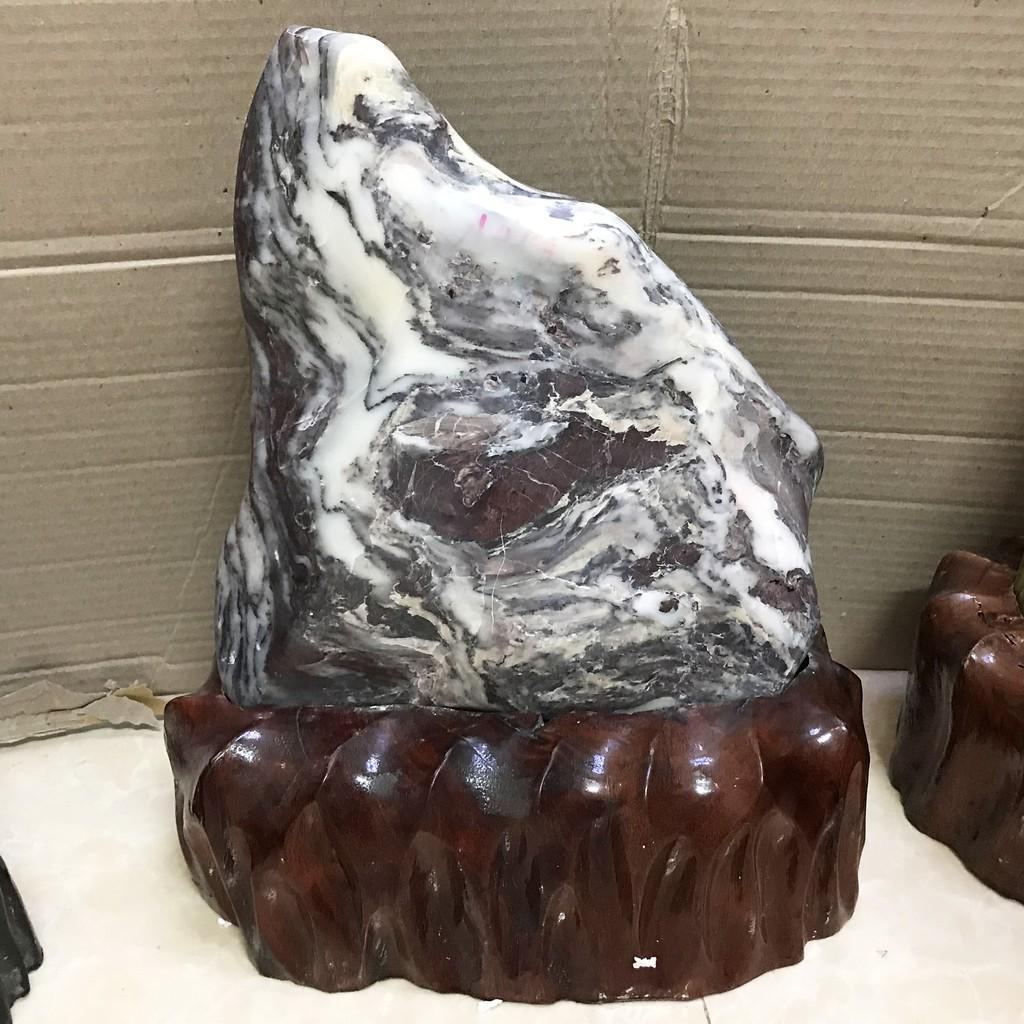 Cây đá đỏ tự nhiên cho người mệnh Thổ và Hỏa cao hơn hơn 55 cm, nặng 11 kg chân đế gỗ rừng