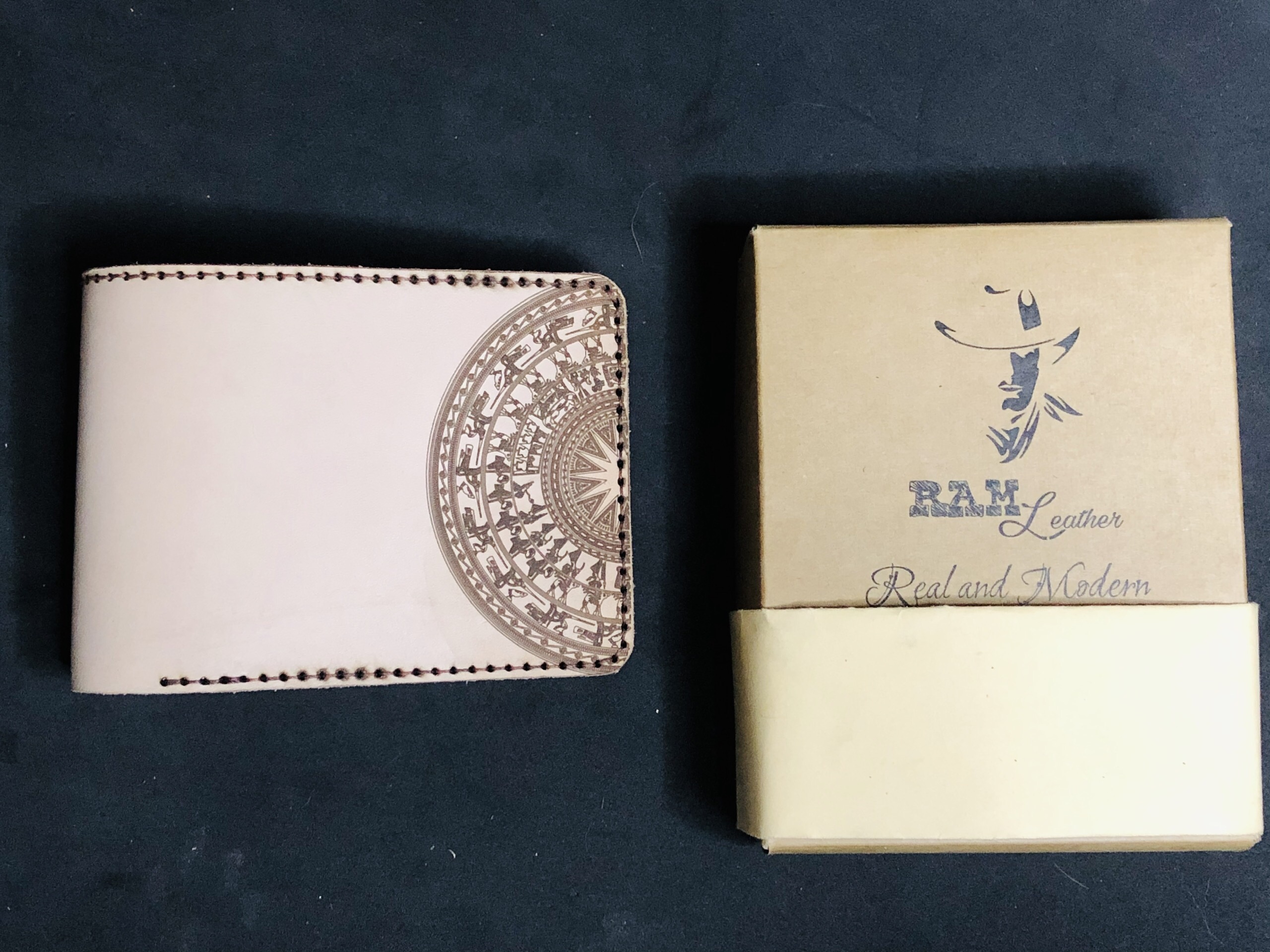 VÍ RAM TRỐNG ĐỒNG DÁNG NGANG (DA BÒ THUỘC THẢO MỘC VEGTAN WALLET)