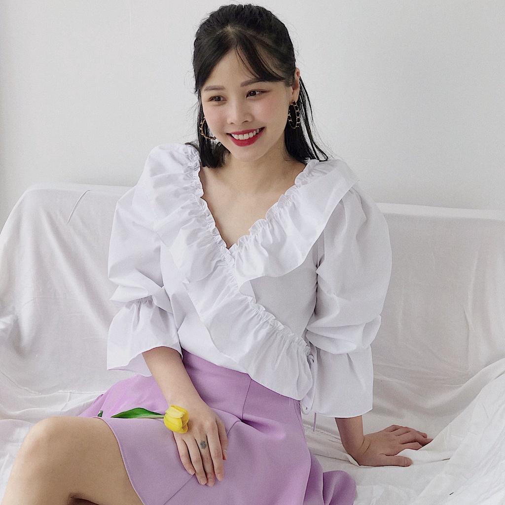 KIOBI - Áo kiểu Ruffle V-neck form suông rộng, cổ V đắp bèo, tay phồng bo thun nhún bèo, vải kate silk trắng - KIA1873T