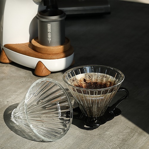 Phễu thuỷ tinh V60 rãnh thẵng đế nhựa đen Cafede Kona