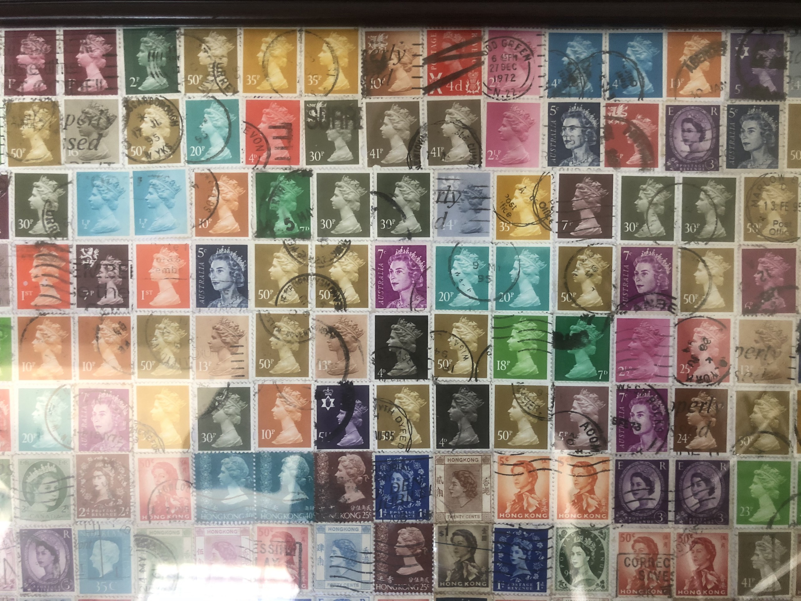 Khung tranh tem Nữ hoàng Elizabeth II 260 con tem