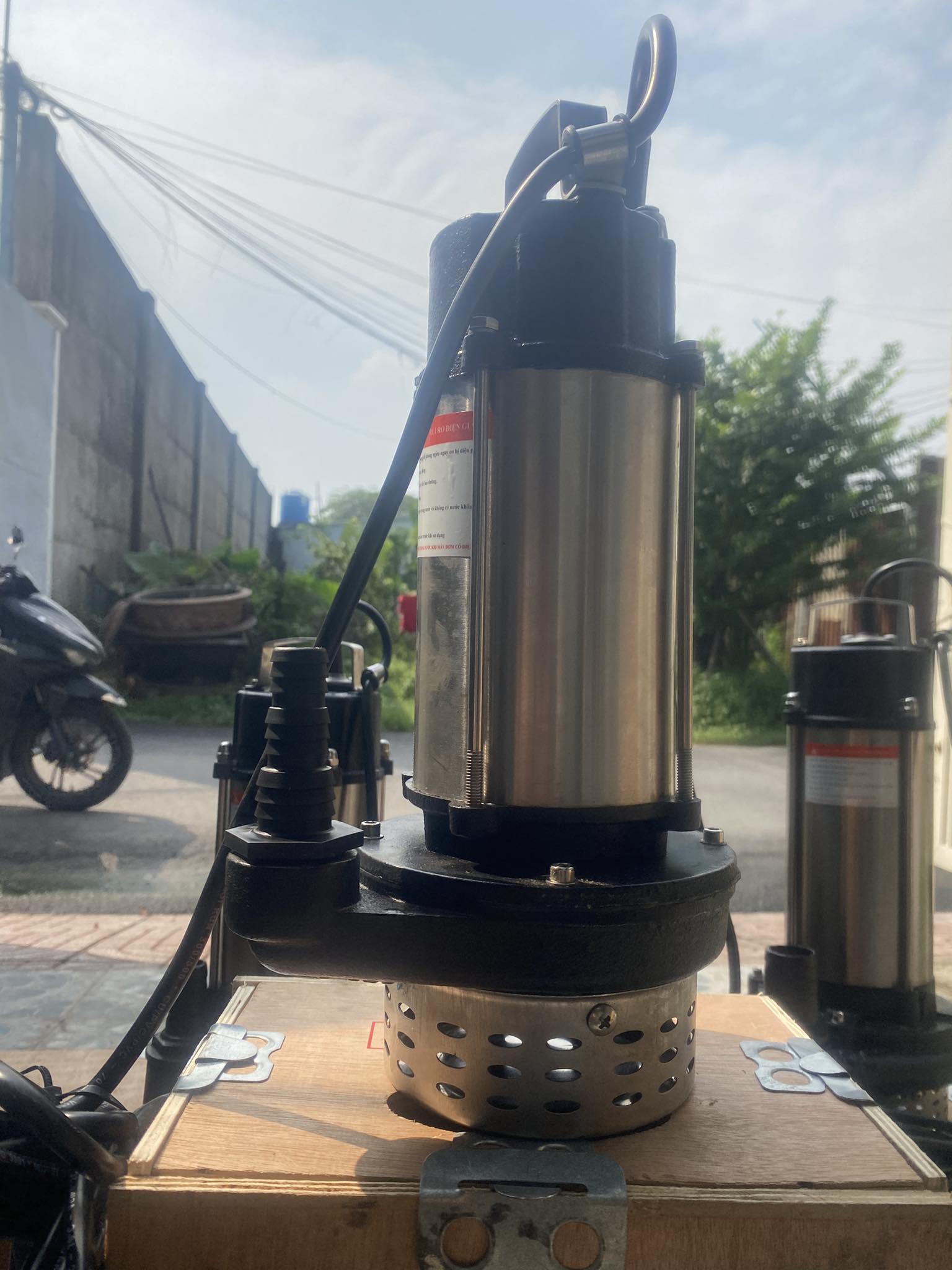 MÁY BƠM CHÌM 750W 1HP BƠM CHẤT THẢI, BÙN ĐẤT,CHỐNG NGẬP, THÂN INOX ĐỘNG CƠ NGÂM DẦU CÁCH ĐIỆN TẢN NHIỆT CAO CẤP, BẢO HÀNH 1 NĂM ĐỔI MỚI 3 THÁNG ĐẦU NẾU LỖI