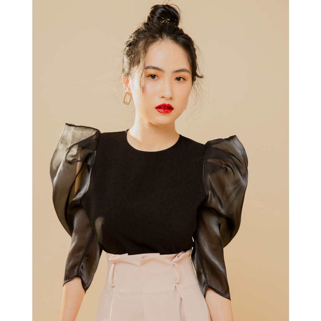 KIOBI – Áo kiểu Ivy form ôm cổ tròn, chiết ben eo, tay xếp phồng organza nhũ, vạt bầu, vải cotton bố đen - KIA19112D