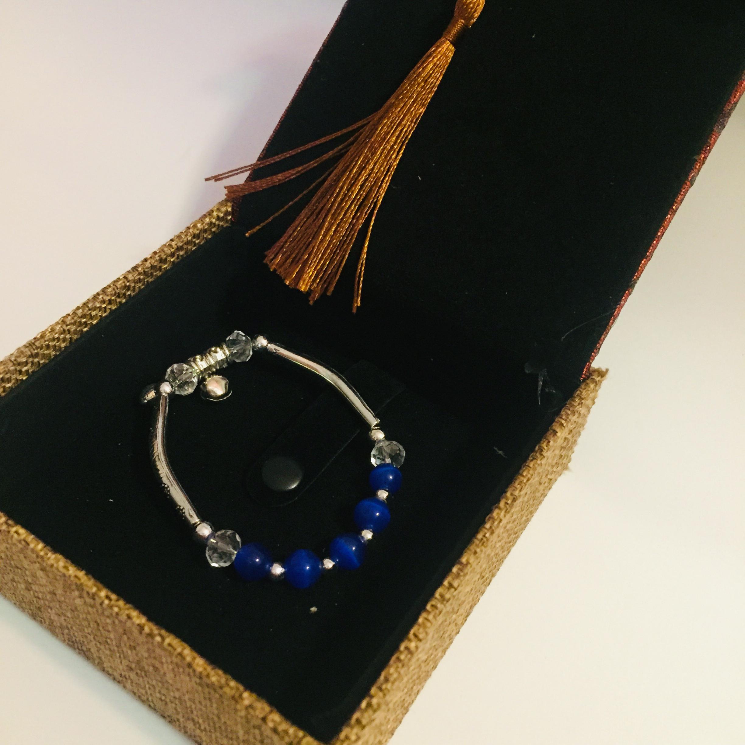 Charm đeo tay Nữ mạ Bạc đính đá Thạch Anh Tự nhiên Màu Xanh Biển 8 li, Vòng tay có kích thước 20cm, Thiết kế tinh xảo và đơn giản phù hợp các buổi gặp mặt bạn bè, lễ hội, đám tiệc. Đựng trong hộp Gấm đựng trang sức cao cấp.