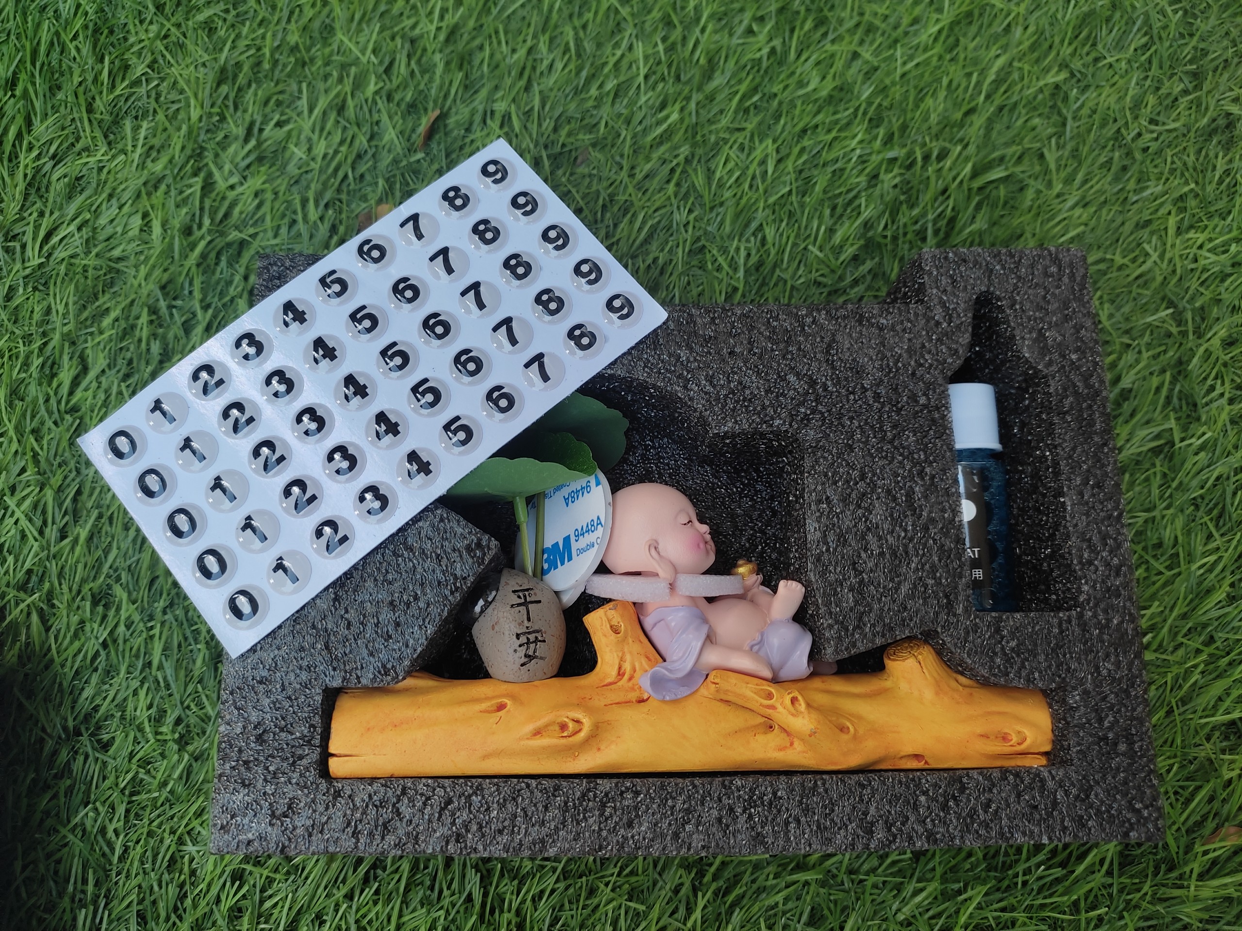 Tượng Chú Tiểu Siêu Dễ Thương Có Đi Kèm Nước Hoa Và Hộp Số Trang Trí Taplo Ô Tô Xe Hơi