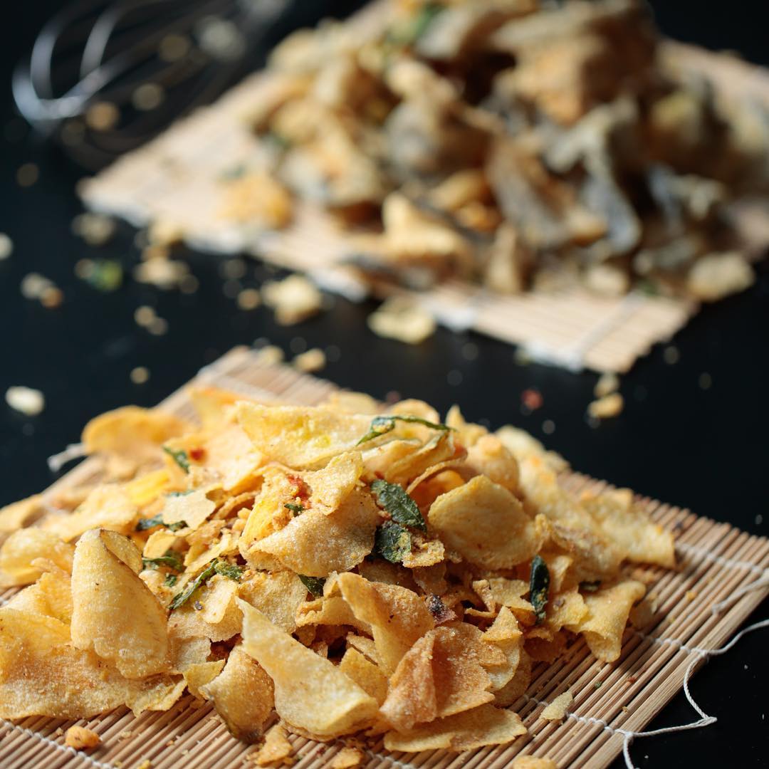 Combo IRVINS Khoai tây 230g + Da cá cay 105g - IRVINS Salted Egg Potato Chips & Hot Boom Fish Skin