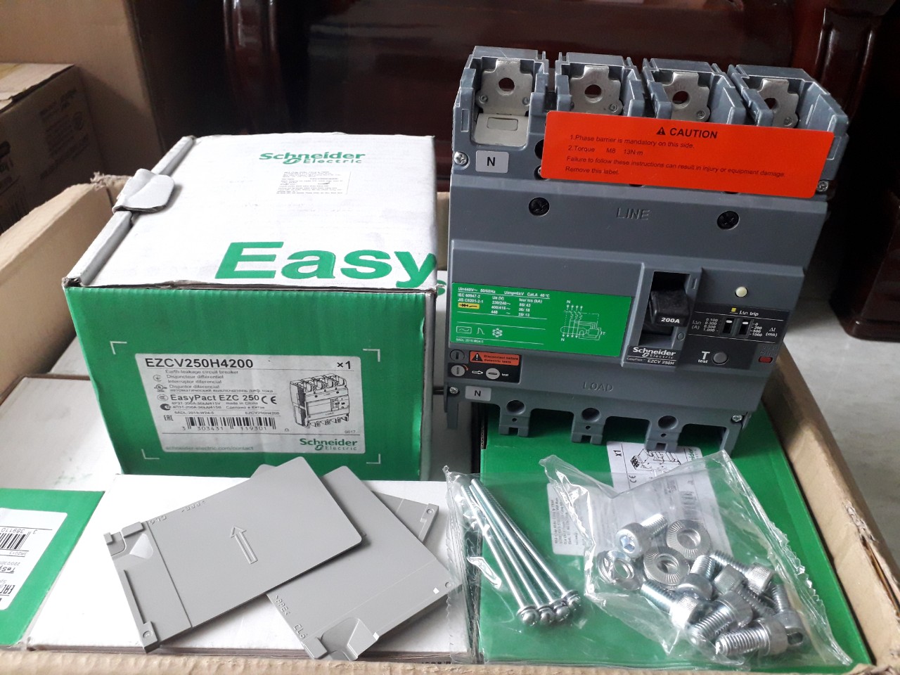 | CHÍNH HÃNG | Cầu dao EZCV250H4200 Schneider bảo vệ dòng rò 4P 200A - Icu 36kA, có chỉnh dòng rò