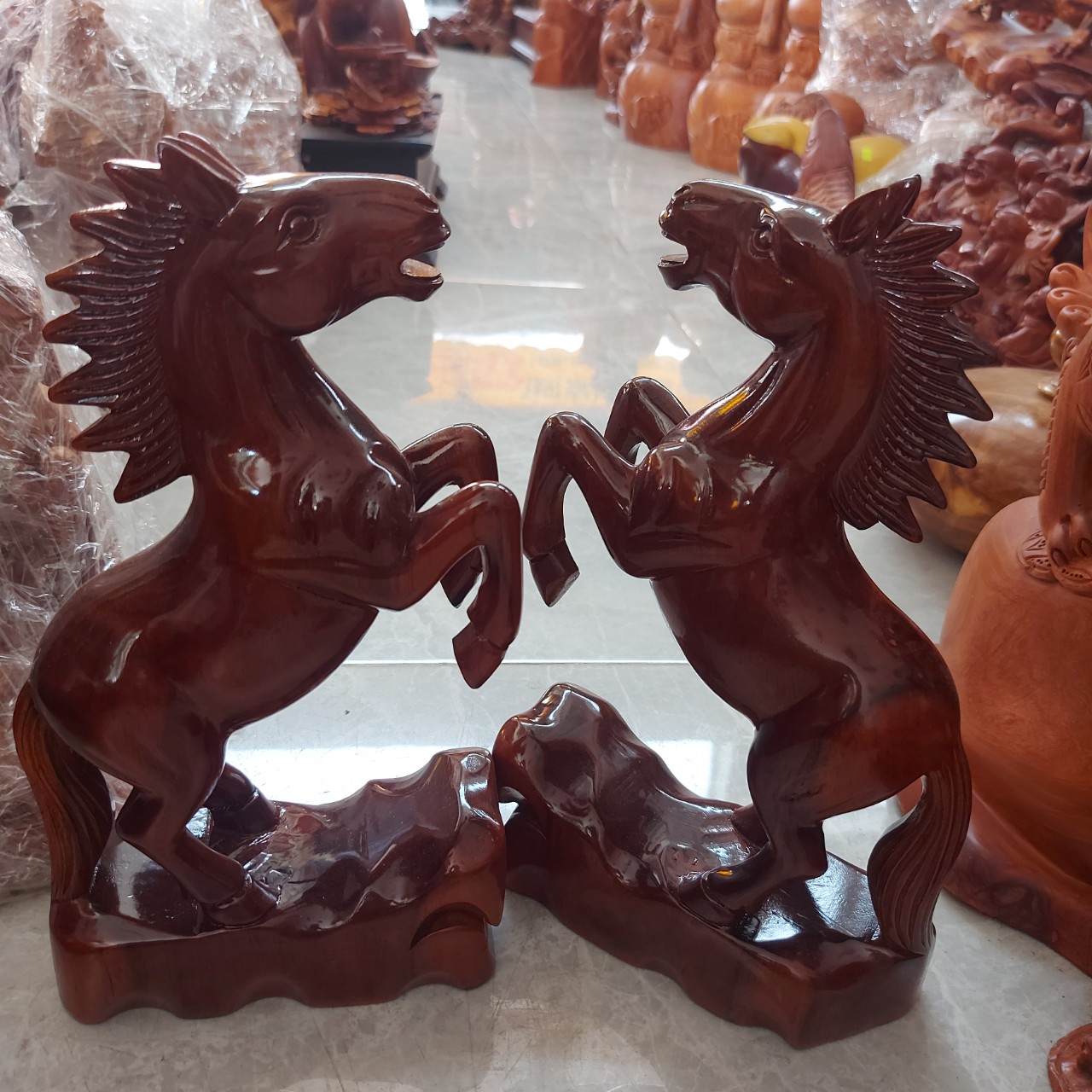 Cặp ngựa phong thuỷ - Cặp ngựa gỗ xà cừ cao 30cm