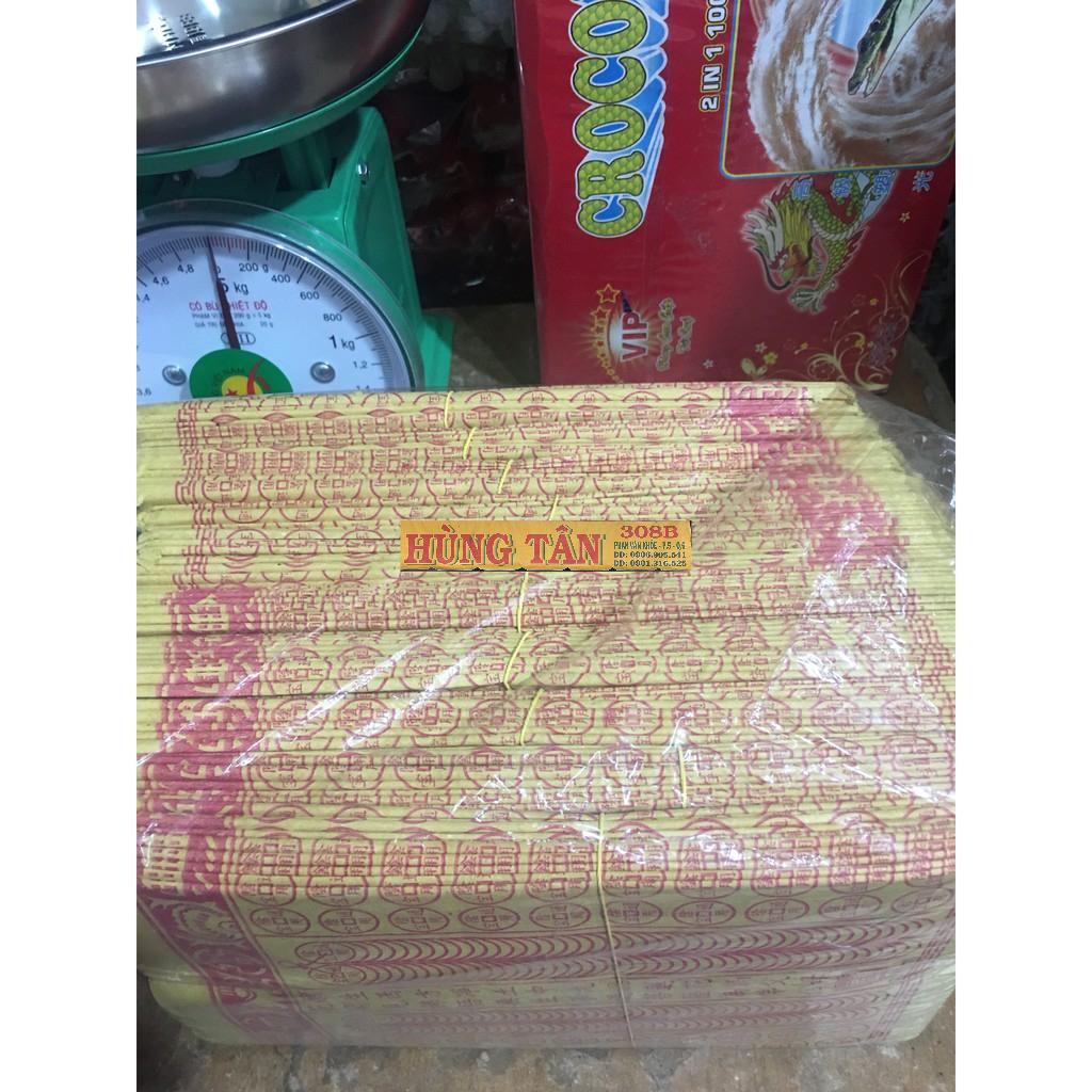 Một xấp giấy cúng chuỗi vàng trong thờ cúng