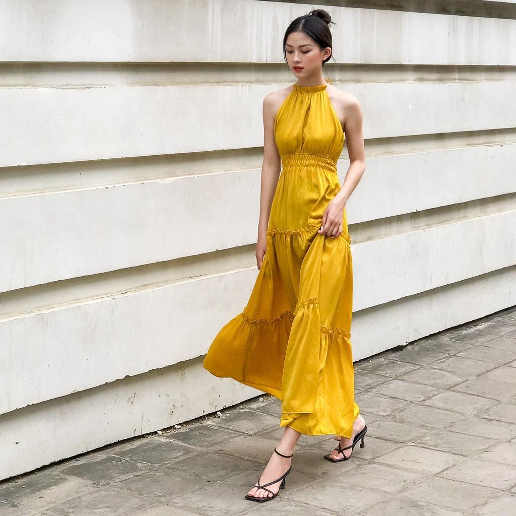 KIOBI – Đầm yếm form dáng maxi, nhún thun eo co dãn, lưng mở rộng gợi cảm, vải lụa nhung vàng - KID20124V