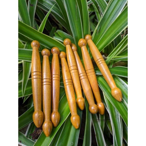 Com bo 2 cây dụng cụ gỗ thơm hình nến mát xa day ấn bấm huyệt đạo bằng gỗ thơm