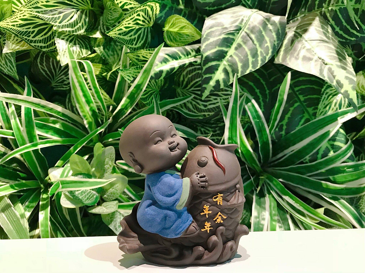 Tượng chú tiểu cưỡi cá chép - trồng cây, cắm hoa để bàn