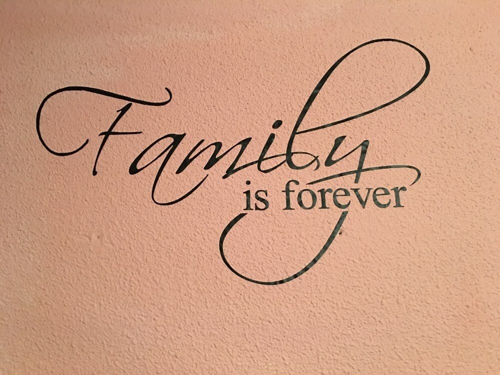 Decal dán tường chữ FAMILY IS FOREVER ý nghĩa gia đình hạnh phúc