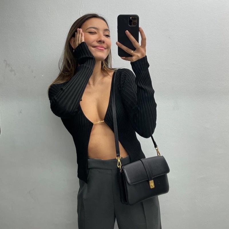 Áo len Jennie cài móc giữa ngực trendy