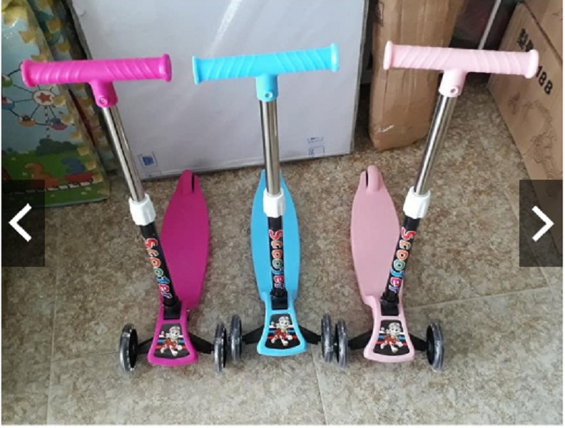 Xe trượt Scooter mẫu mới 2019 gấp gọn (có đèn ở bánh xe + phanh chân)- màu cho bé gái - chọn màu ngẫu nhiên