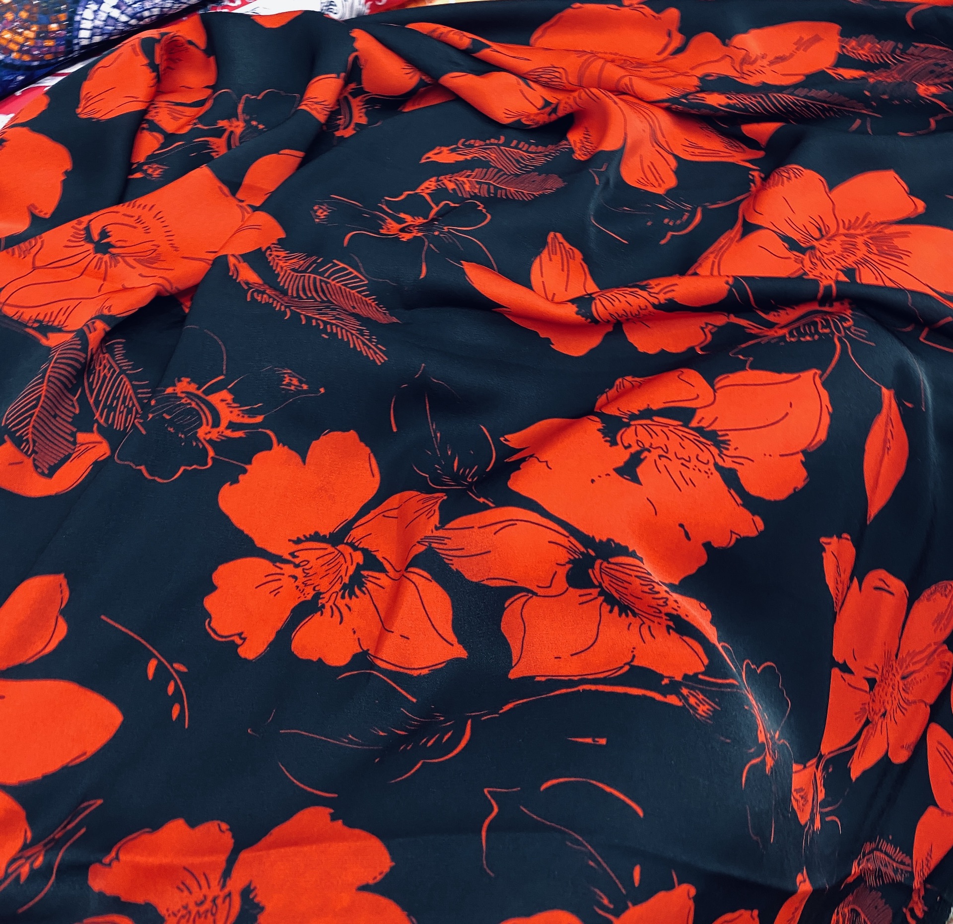 Vải lụa trượt nền đen hoa đỏ MS1733