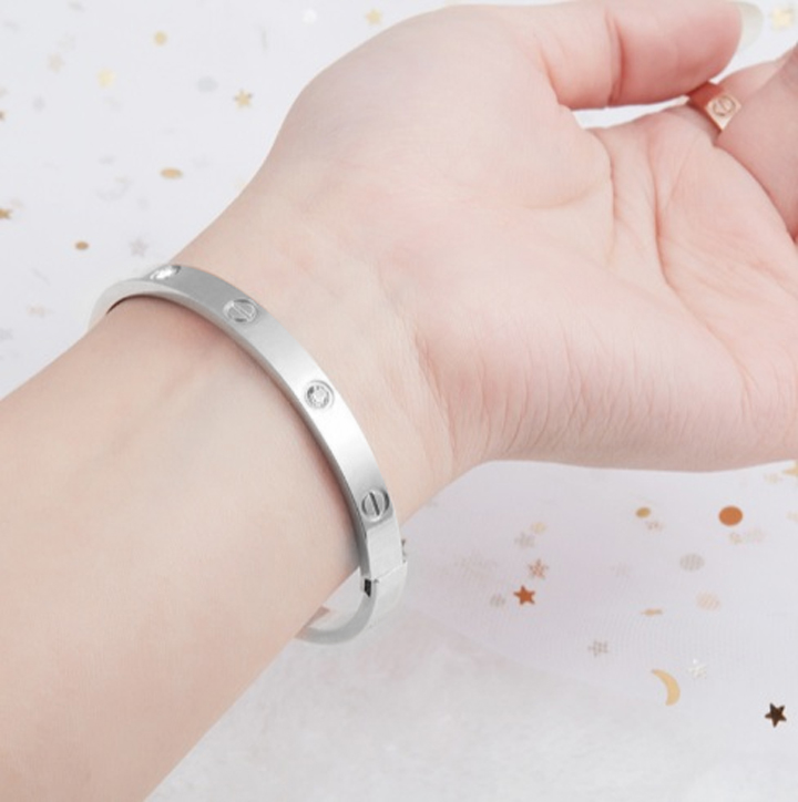 Vòng tay nữ titan cao cấp đính đá hình tròn nhiều size dễ chọn, đem lại vẻ đẹp sang trọng cho người đeo