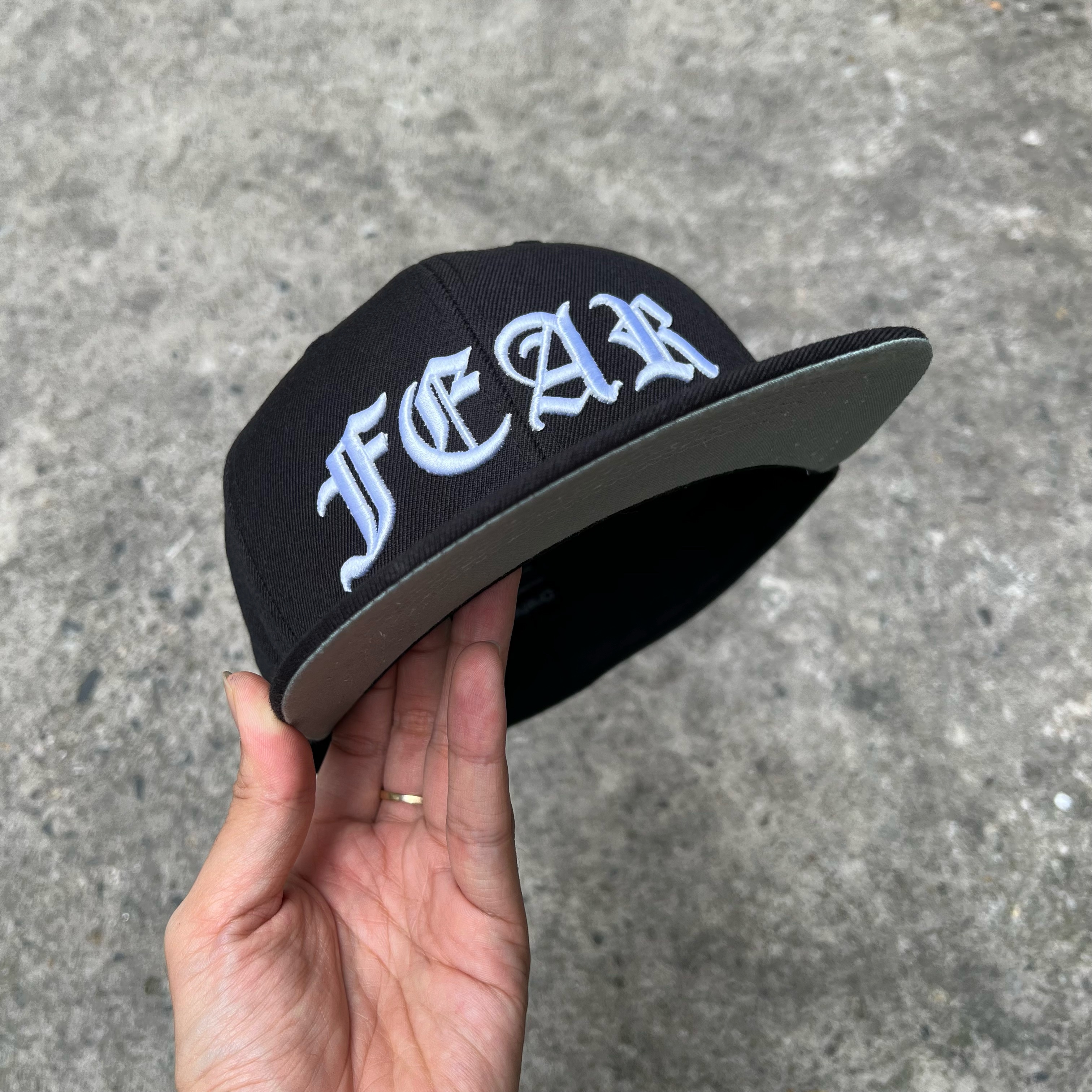 Nón snapback Fitted bít đuôi logo Chữ FEAR thêu 3D cách điệu vòng đầu 57,5cm chất lượng cao brand One Hat