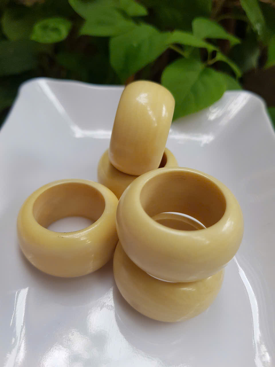 Nhẫn Nam Giả Ngà hay Xương Mỹ Nghệ màu trắng Ni 20mm Cao 16mm Dầy 5mm Dành Cho Các Anh Nam đeo nhẫn ngón tay cái hay bất kỳ ngón tay nào ni lọt vừa tay là 20mm rẻ vẫn đẹp như thường ạ