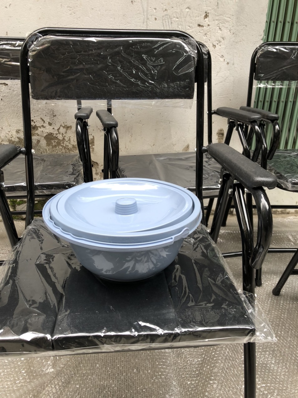 Ghế bô vệ sinh cho người già/người bệnh có tay vịn, tựa lưng bằng da cao cấp, chân chống trơn trượt