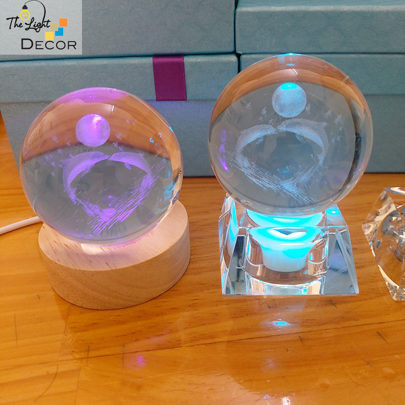 Bộ Quà Tặng Quả Cầu Pha Lê 3D larser LED cá heo CH03  6cm (tặng đế đèn + hộp quà)