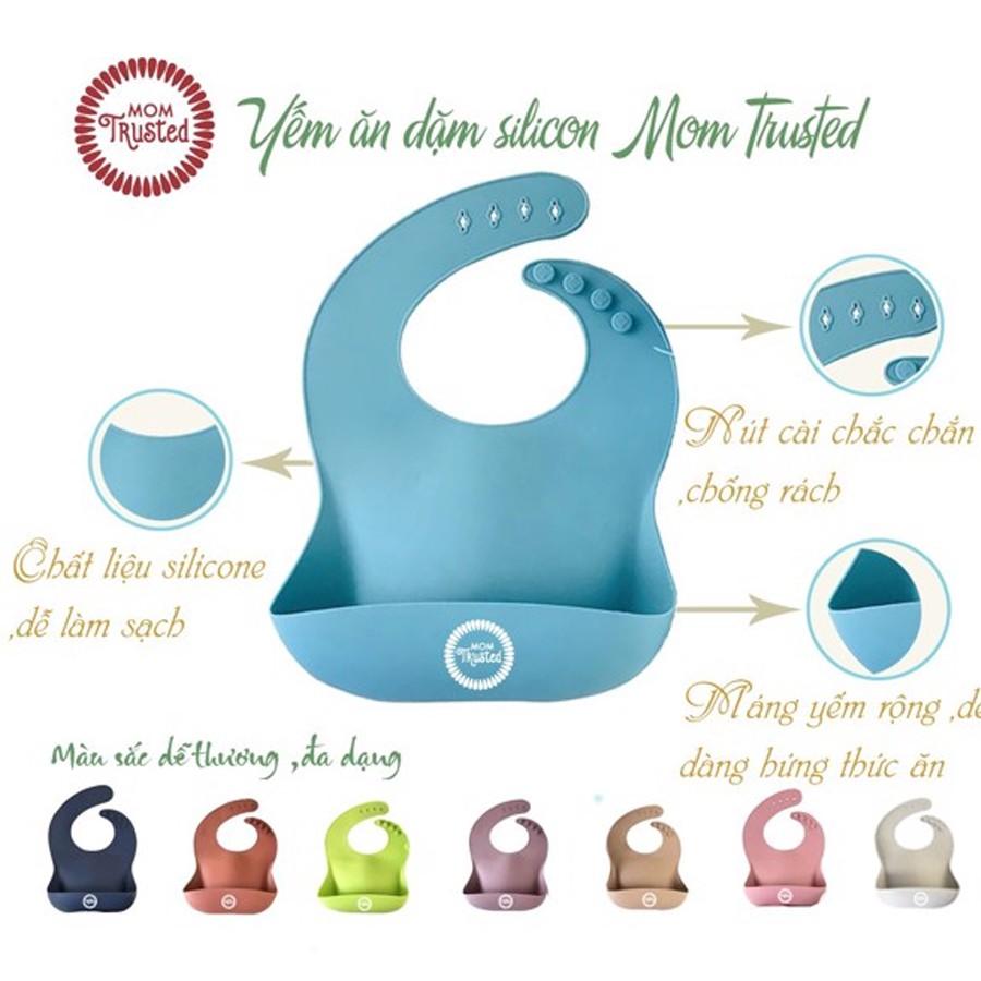 Yếm máng ăn dặm silicone cho bé Mom Trusted - Giao màu ngẫu nhiên