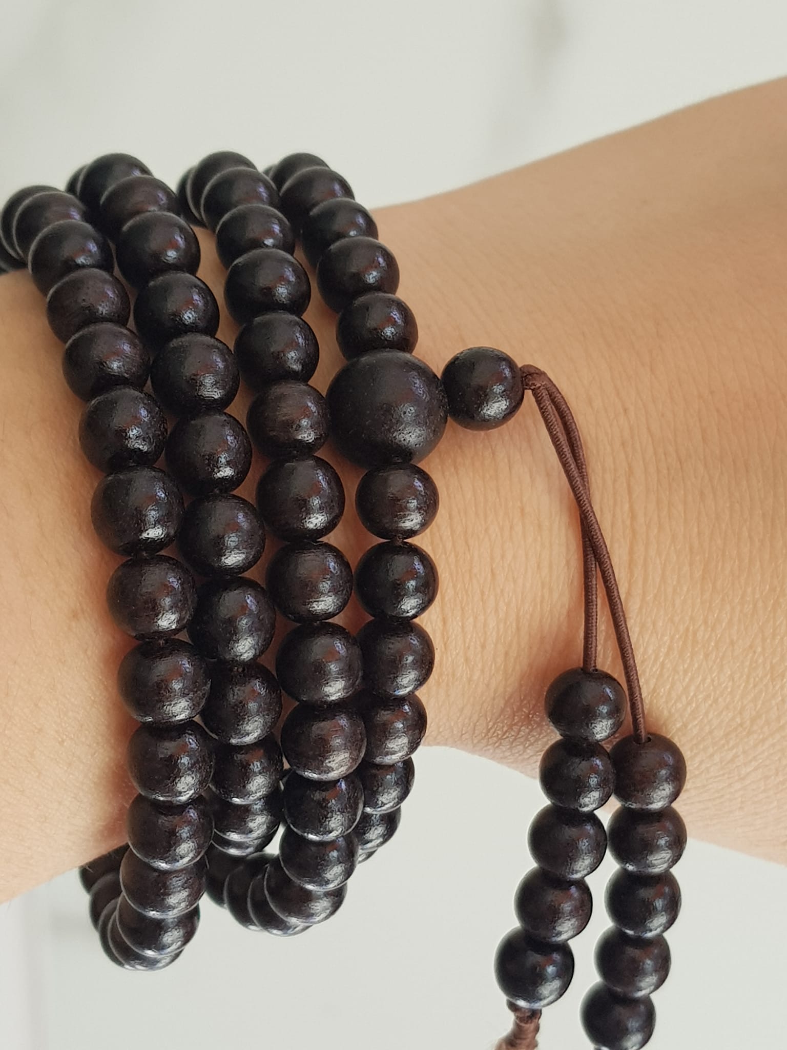 Vòng tay gỗ trầm hương đen nâu Size vòng 7mm thơm nhẹ kiểu quấn tay Anh Chị đeo kiểu quấn tay Đeo tay mình hay đeo 1 Cặp rất dễ thương ạ