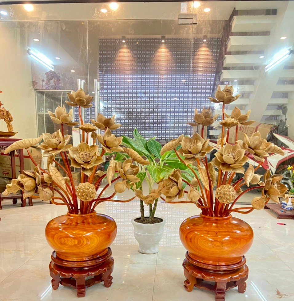 Combo kệ chân đế và 2 bình hoa sen 26 cành ,phong thủy ,trang trí phòng khách ,phòng thờ đẹp long lanh ,bình cắm hoa gỗ hương đỏ ,hoa lá gương gỗ ngọc am để mộc thơm phức