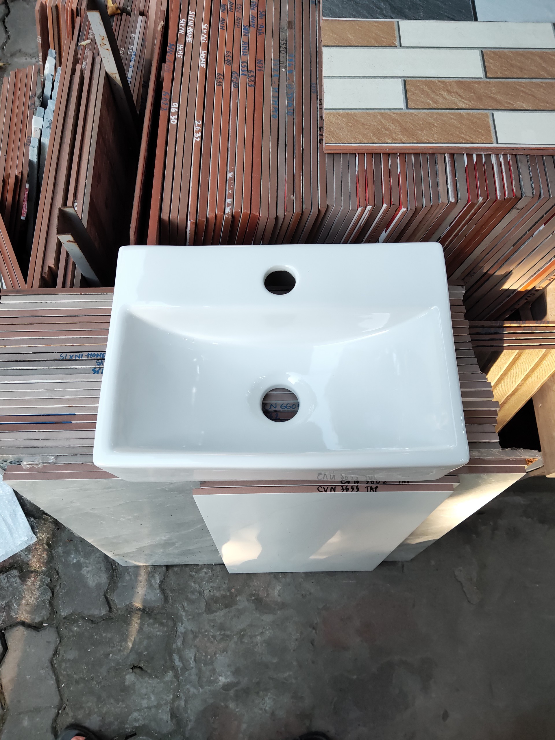 CHẬU LAVABO TREO TƯỜNG HÌNH CHỮ NHẬT HT3040 NHỎ GỌN(2)