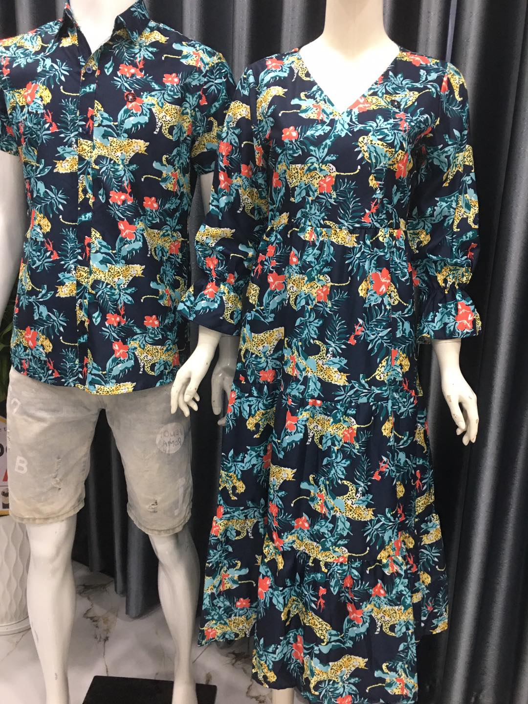 Mẫu chụp tại shop - váy áo đôi nam nữ họa tiết đi biển nhà Tina