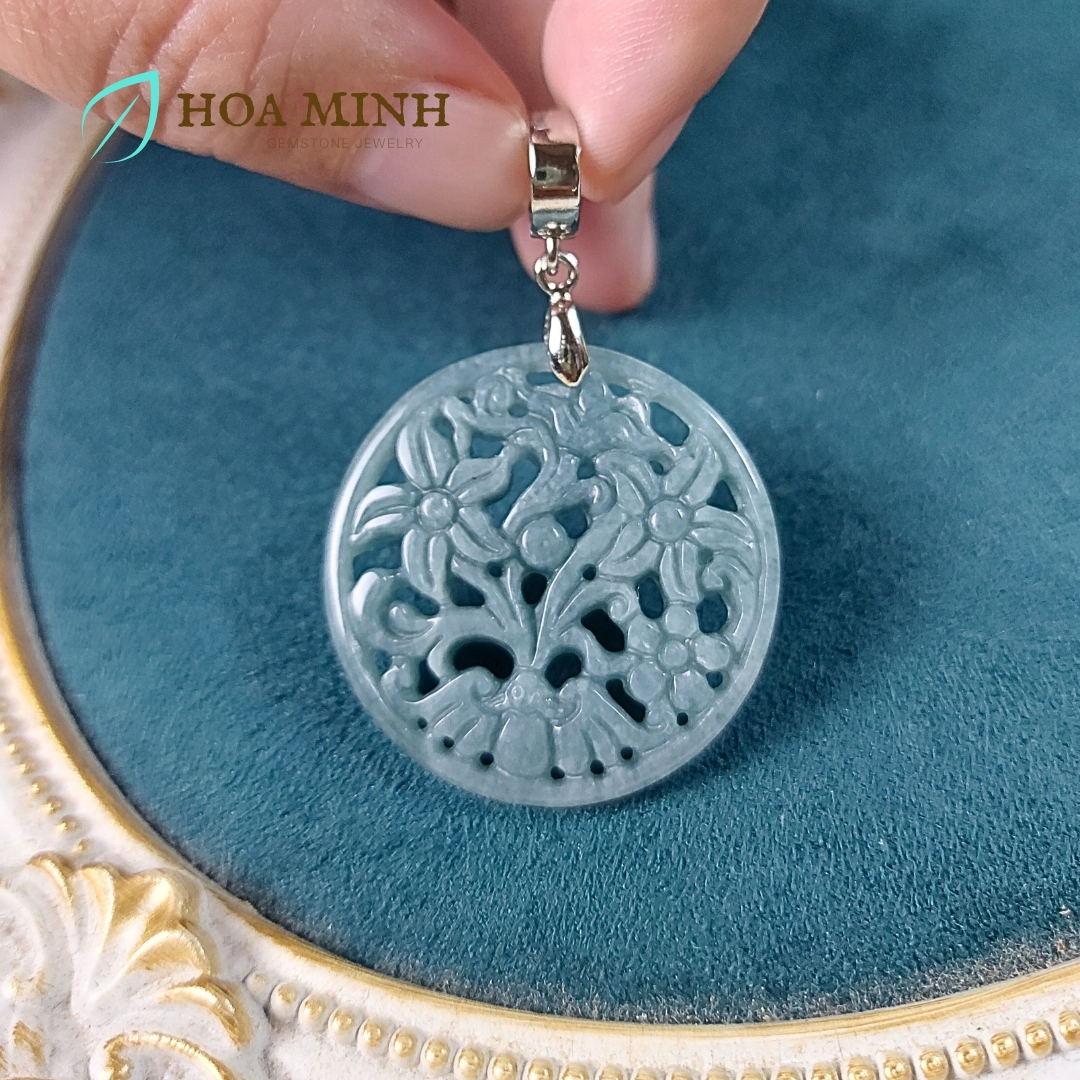 Mặt dây đá Cẩm Thạch ngọc lam tròn chạm hoa đường kính 34mm phong cách thanh lịch, cổ điển không kén mệnh