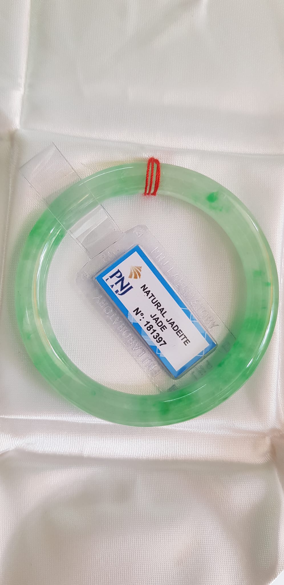 Vòng Cẩm Thạch tự nhiên T Lý Rơi Sao 52mm x cọng 8mm Vòng kiểm định Natural Jadeite Jade P No 181397 màu Xanh ngọc nhẹ trắng điểm xanh lý trong bóng đều đẹp sang lắm luôn nữ 50kg - 55kg đeo ạ
