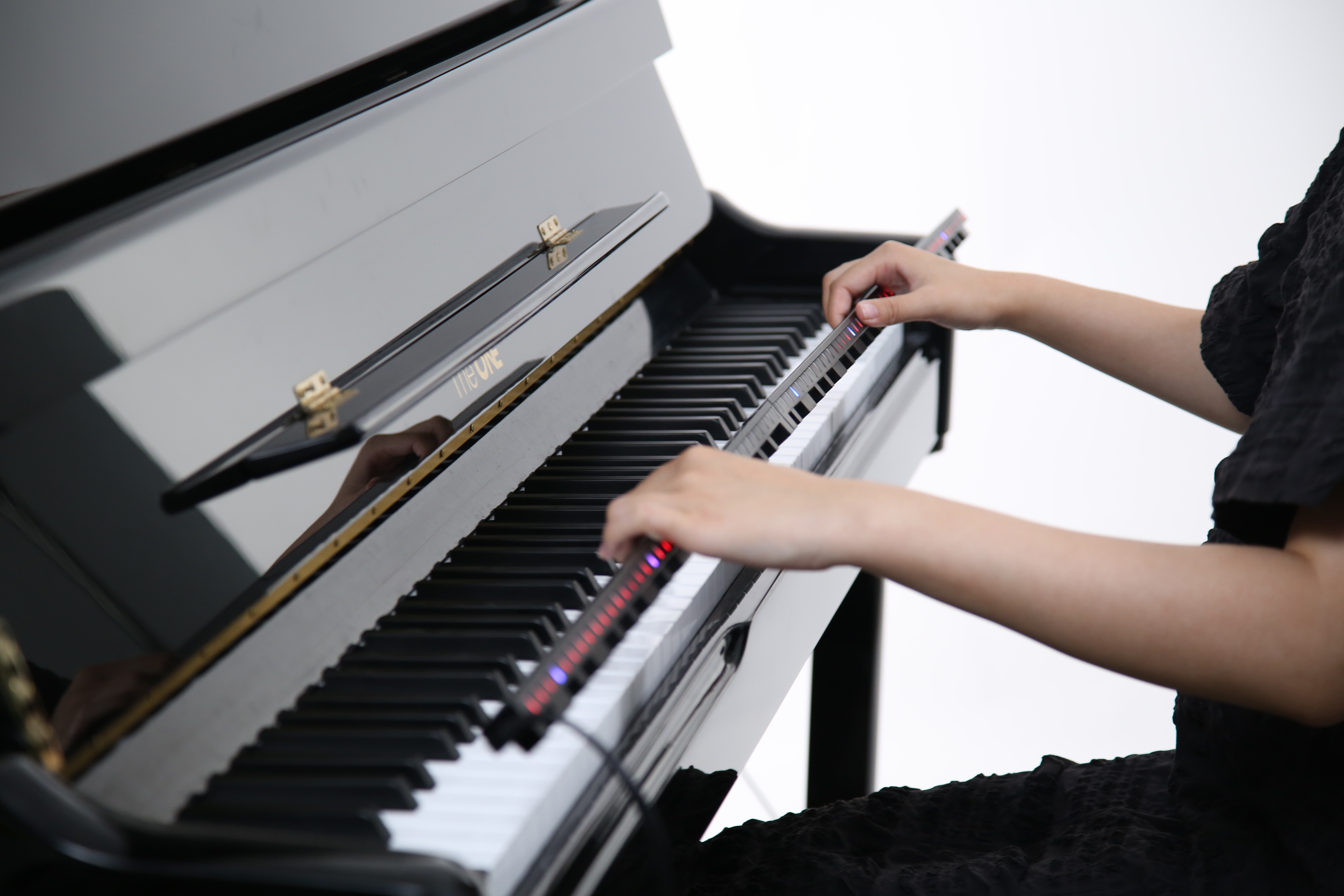 Thanh kết nối piano The ONE hi-lite thế hệ 2.0 biến đàn piano cơ hoặc piano điện 88 phím thành piano thông minh - Phiên bản dành cho iPad/iPhone - Đi kèm dây kết nối cổng lightning- Hàng chính hãng