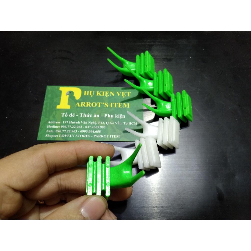 1 CÁI XIÊN TRÁI CÂY NHỎ BẰNG NHỰA GIỮ TRÁI CÂY CHO CHIM CẢNH, VẸT