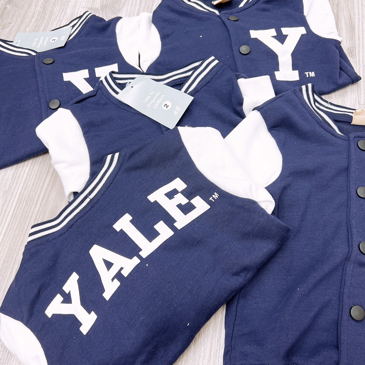 ÁO KHOÁC BOMBER PHỐI TAY BO VIỀN CHỮ YALE CHO BÉ AKN082