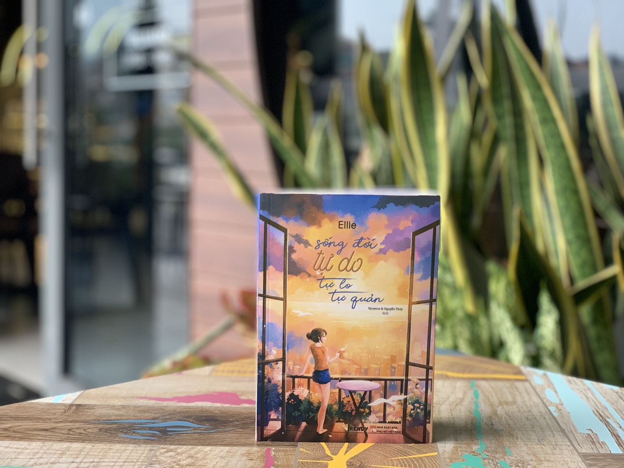 Sách - Sống Đời Tự Do, Tự Lo Tự Quản - Ellie - Books Trendy - Phuc Minh Books