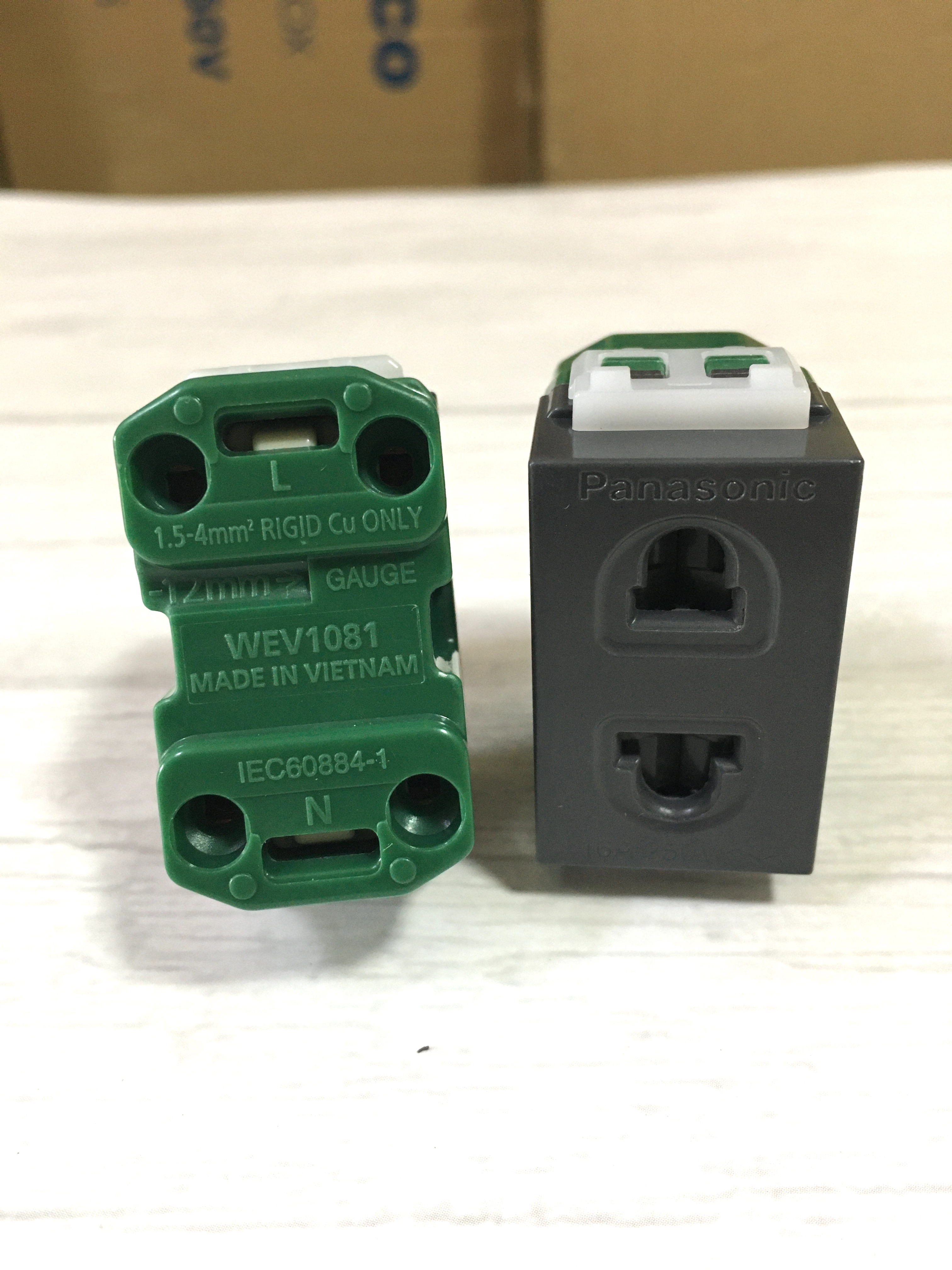 Ổ cắm hạt to có màn che màu xám đen Wide WEV1081H