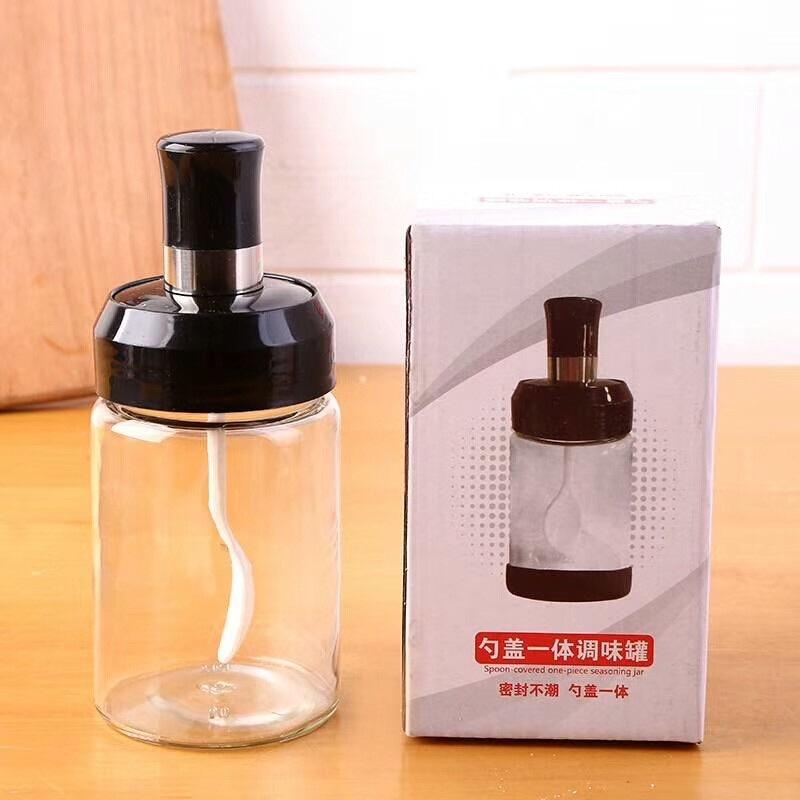 Hũ đựng gia vị thủy tinh kèm muỗng dung tích 250ml thiết kế tinh tế mang đến góc bếp nhà bạn thêm hiện đại.