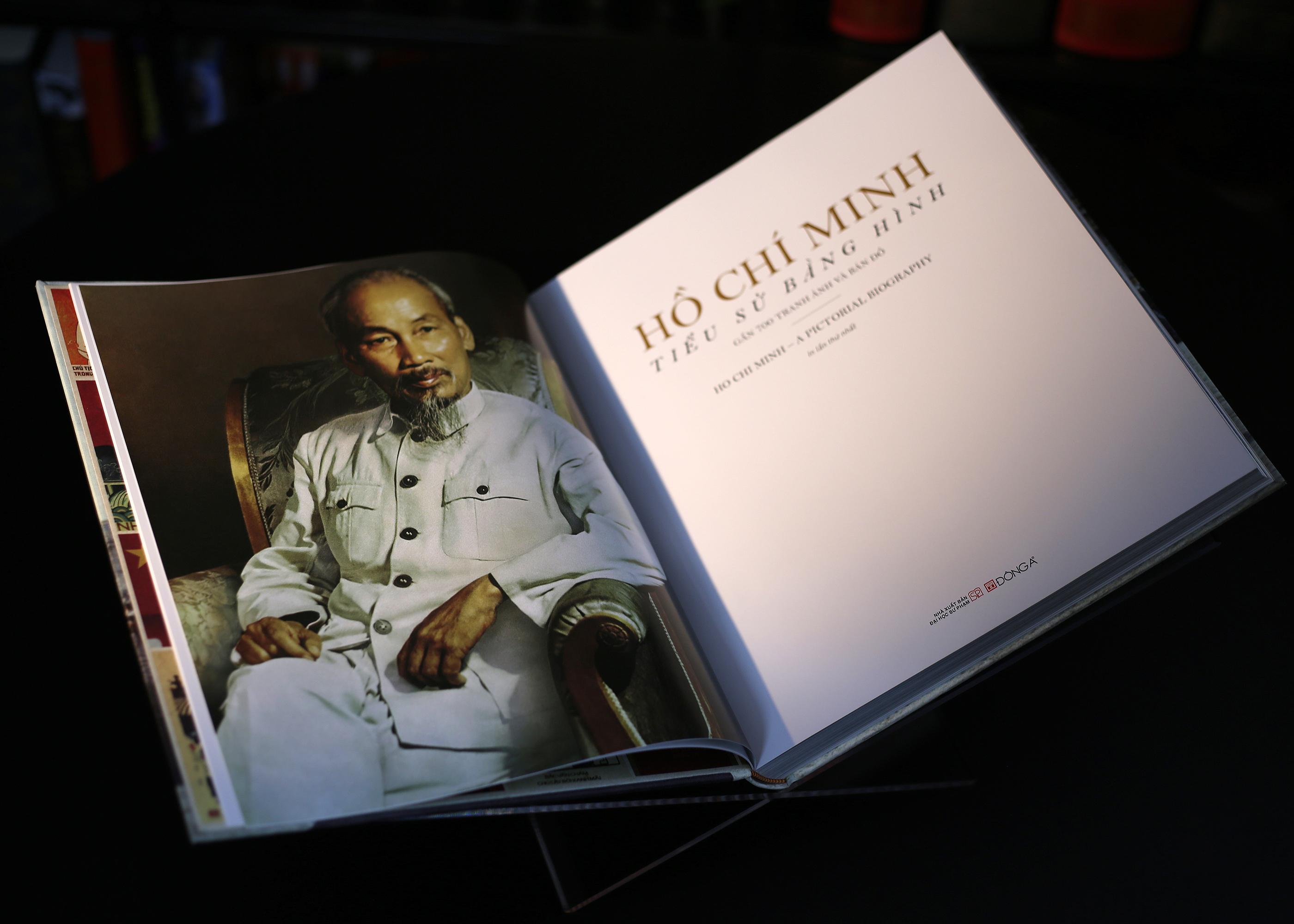 Sách - Hồ Chí Minh - Tiểu Sử Bằng Hình - Ấn Bản Giới Hạn - Bìa Vải