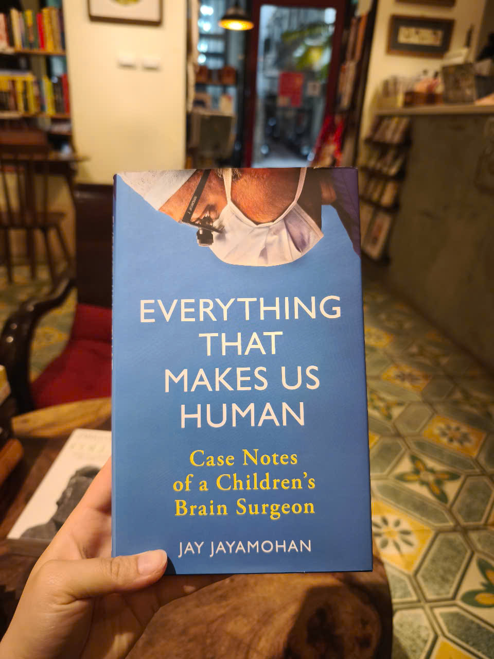 Sách - Everything That Makes Us Human: Case Notes of a Children's Brain Surgeon by Jay Jayamohan - Medicine/Nonfiction in English
