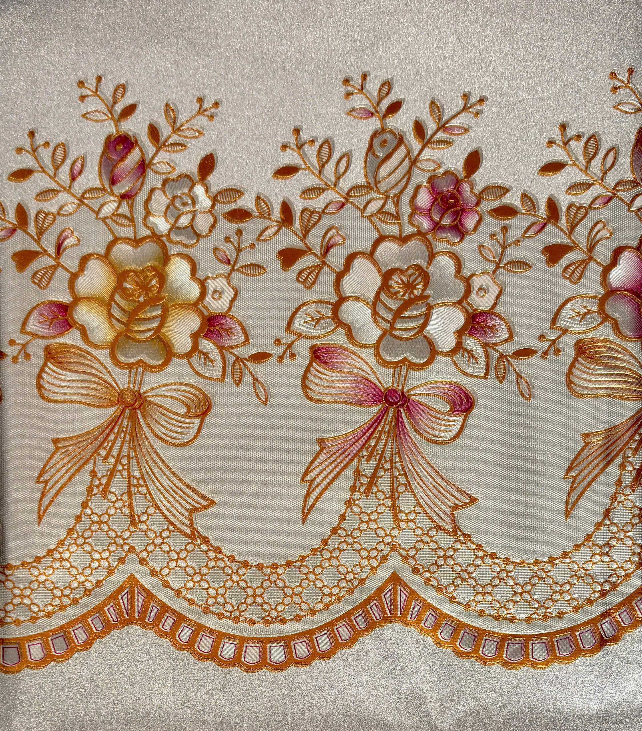 Khăn trải bàn PVC W751- 90x150cm nền màu vàng nhủ, in nổi hoa văn sang trọng, không thấm nước