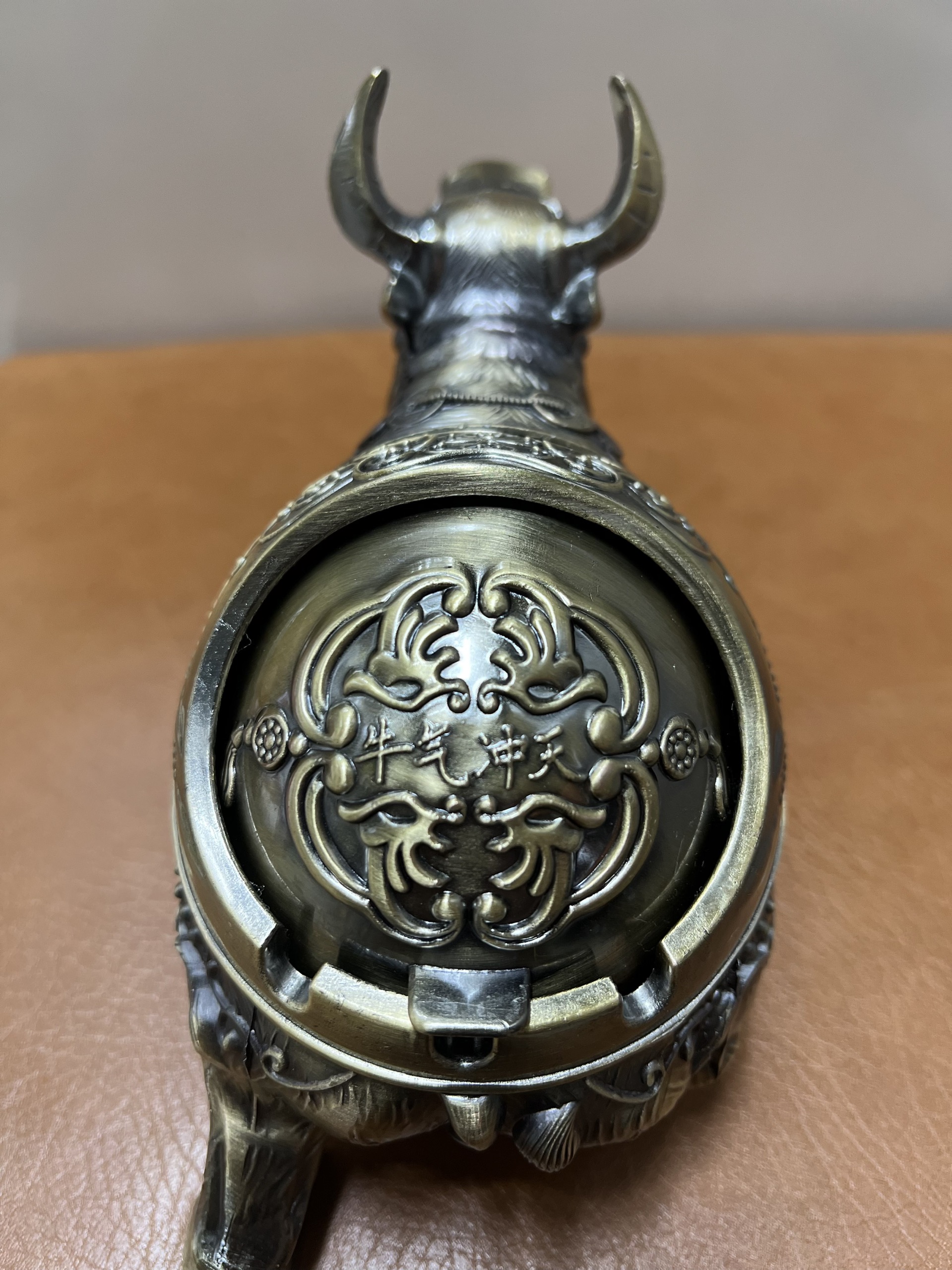 Gạt tàn phong thủy con trâu