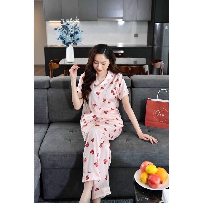 Bộ mặc nhà Pyjama lụa cao cấp Tea Store áo tay ngắn quần dài họa tiết tim đỏ nền be sang trọng